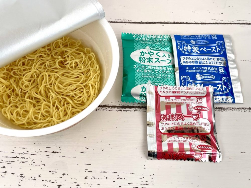 ミスタードーナツ 家で食べるミスドの担々麺／中身はノンフライ中細麺に液体スープとかやく入り粉末スープ、そして特製ペーストと豪華3点