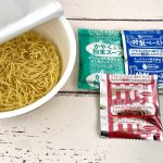 ミスタードーナツ 家で食べるミスドの担々麺/中身はノンフライ中細麺に液体スープとかやく入り粉末スープ、そして特製ペーストと豪華3点