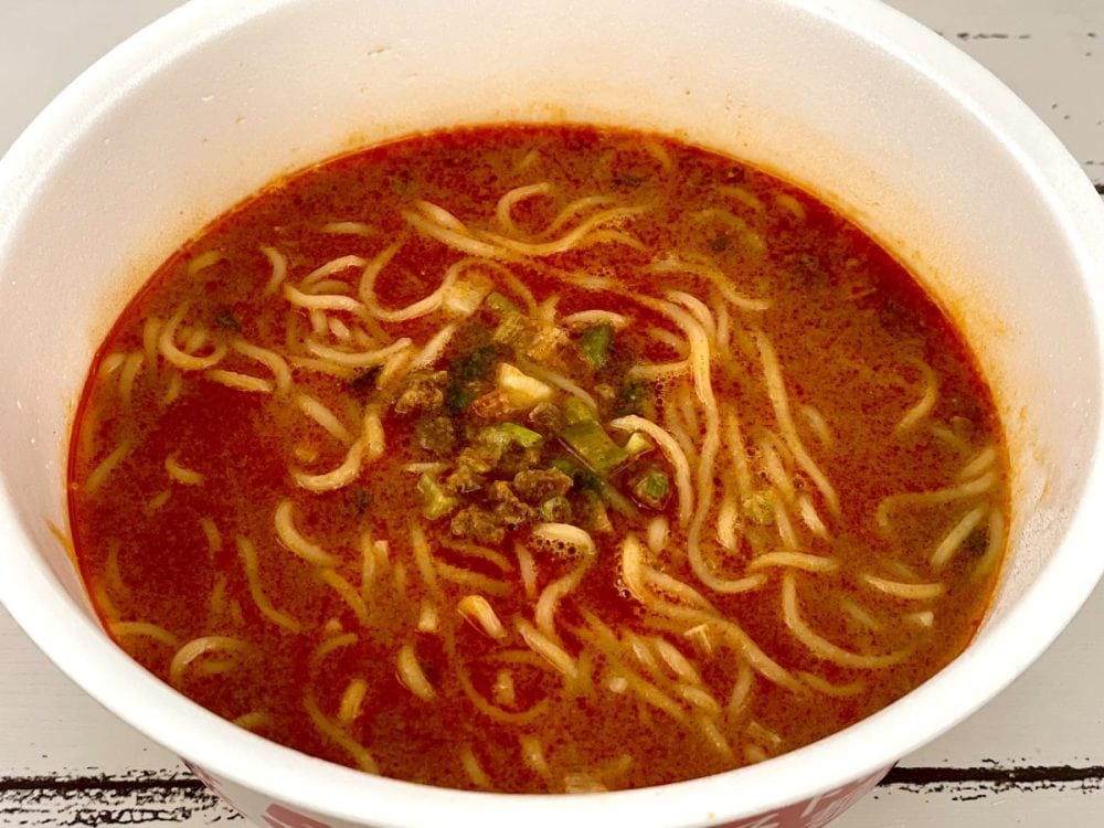 ミスタードーナツ 家で食べるミスドの担々麺／具材はネギと鶏豚味付肉そぼろです。この構成もお店に沿ったものとなります