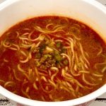 ミスタードーナツ 家で食べるミスドの担々麺/具材はネギと鶏豚味付肉そぼろです。この構成もお店に沿ったものとなります