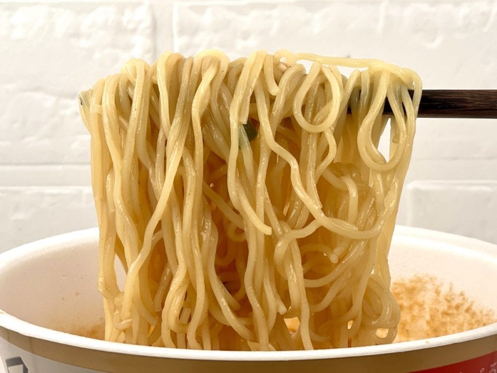 ミスタードーナツ 家で食べるミスドの担々麺／中細ノンフライ麺は表面のつるみがしっかりと感じられるほど美しい仕上がりです。麺の太さはまさにお店の麺そのもの