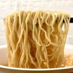 ミスタードーナツ 家で食べるミスドの担々麺/中細ノンフライ麺は表面のつるみがしっかりと感じられるほど美しい仕上がりです。麺の太さはまさにお店の麺そのもの