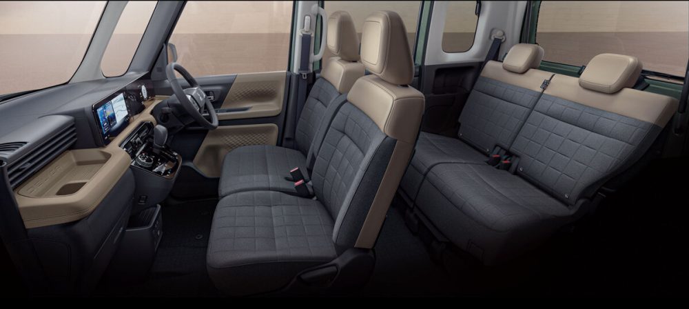 コンパクトカーの運転席と後部座席の内装画像.