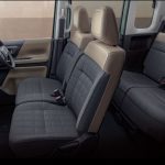 コンパクトカーの運転席と後部座席の内装画像.