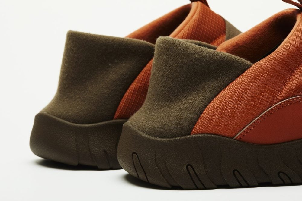 スリッポンサンダルとして履くことができる2WAY仕様