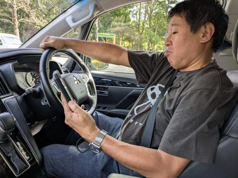 第3位　【運転中の“ながらスマホ”は死亡率5倍】車も自転車も厳罰化へ！停止中はセーフ？警察に聞いた意外な取り締まり基準