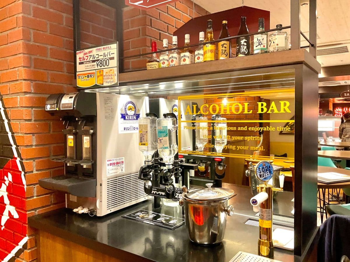 シェーキーズ、アルコールバーもある店舗もある