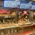 シェーキーズ、常時10種類以上の焼きたてピザが並ぶビュッフェ台は圧巻！