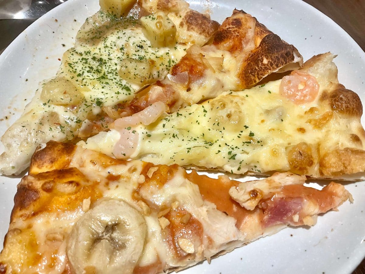 シェーキーズ、生地は毎日お店で手づくり、サクッとクリスピーな食感