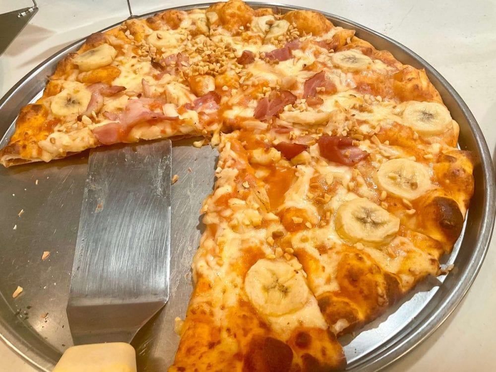 シェーキーズ、スウェーデンフェア、空飛ぶヤコブさん風ピザ