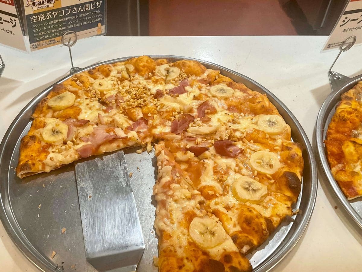 シェーキーズ、スウェーデンフェア、空飛ぶヤコブさん風ピザ