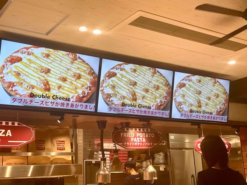 シェーキーズ、食べたいピザをスタッフさんにリクエストすれば、10分ほどで焼きたてを出してもらえる