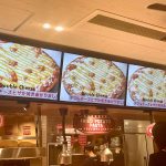 シェーキーズ、食べたいピザをスタッフさんにリクエストすれば、10分ほどで焼きたてを出してもらえる
