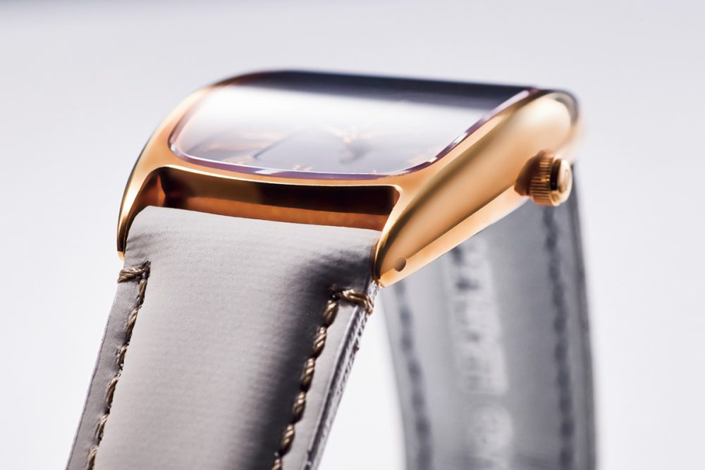 手首に沿うよう、全体が緩やかにカーブされている