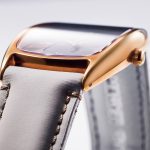 手首に沿うよう、全体が緩やかにカーブされている