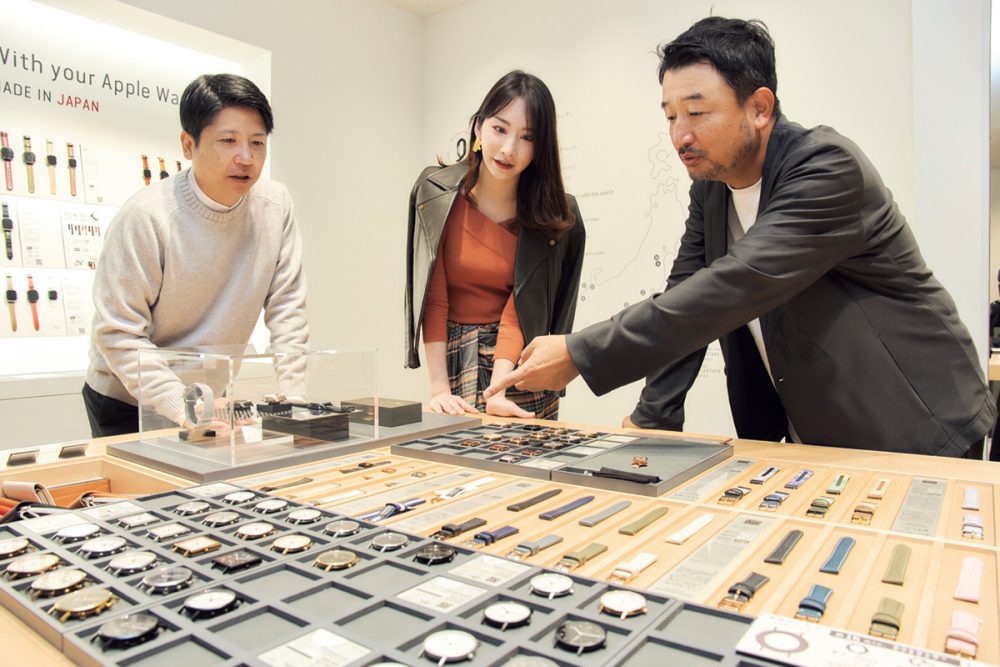 本誌編集長の奥家慎二（写真右）、メンズファッションライターの丸山尚弓さん（写真中）、ライターの横山博之（写真左）