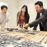 本誌編集長の奥家慎二（写真右）、メンズファッションライターの丸山尚弓さん（写真中）、ライターの横山博之（写真左）