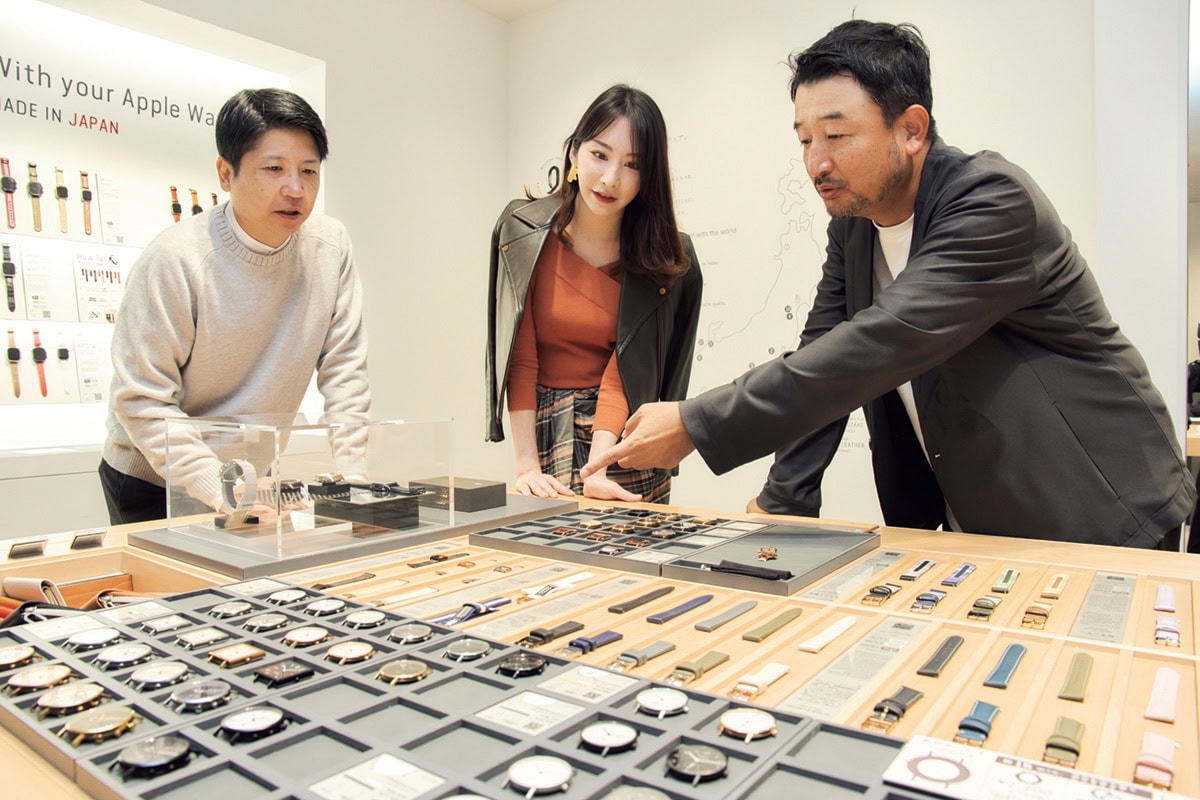 本誌編集長の奥家慎二（写真右）、メンズファッションライターの丸山尚弓さん（写真中）、ライターの横山博之（写真左）