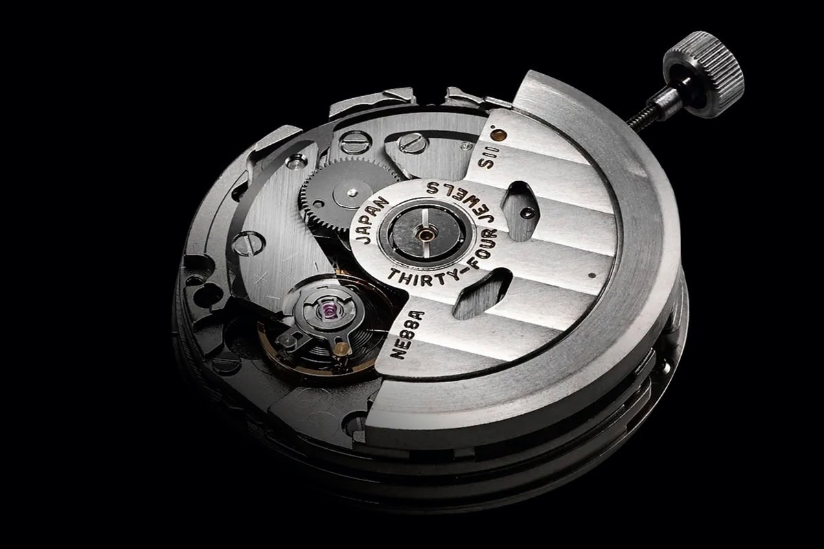 毎時28,800振動のハイビートを刻む機械式クロノグラフムーブメント