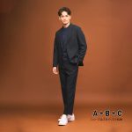 シンプルにまとめた色使いで洗練されたセットアップスタイルが完成