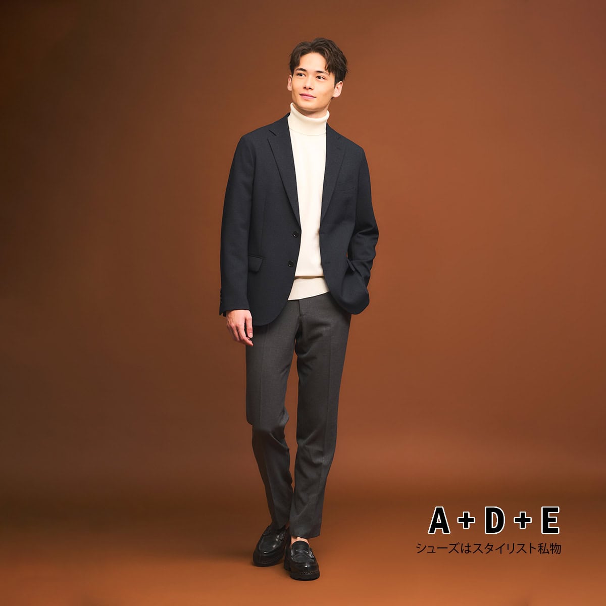 キレイめのタートルネックでドレッシーなジャケパンスタイルに