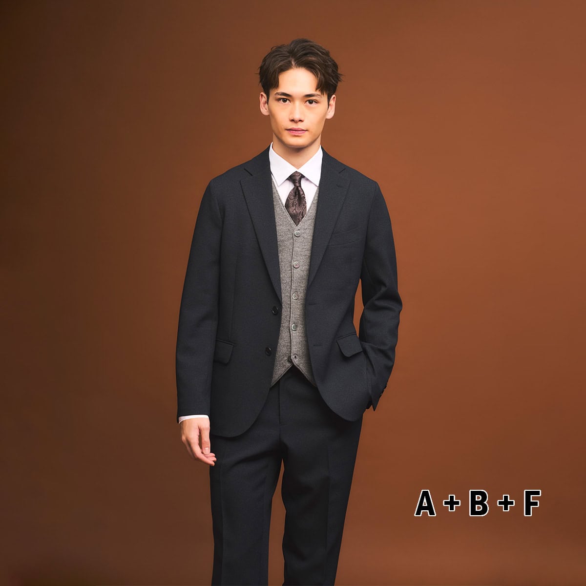 ベストを合わせてタイドアップスタイルも