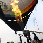 巨大なバーナーでバルーンの中の空気を温めて浮力にする。炎と噴射音は圧巻。