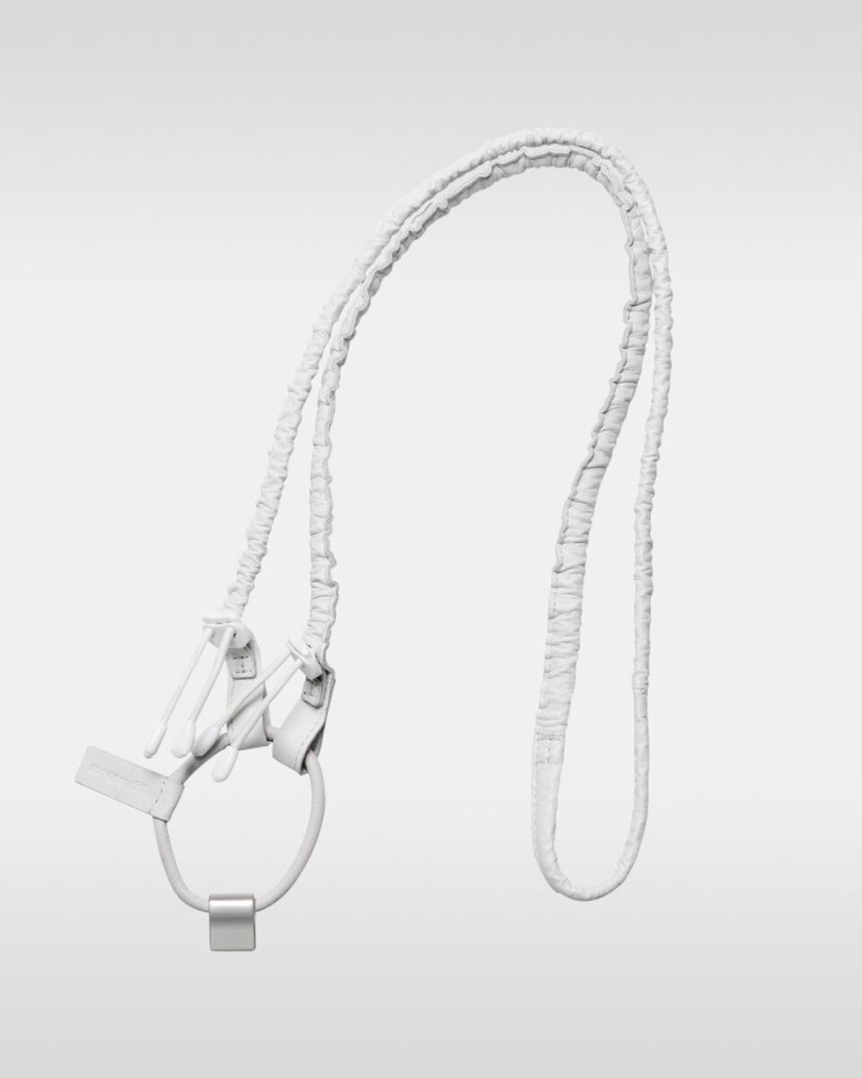 ドローコードによる長さ調整機能とバンジーストラップの伸縮により、身体との調和を生むプロダクトを目指した