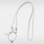 ドローコードによる長さ調整機能とバンジーストラップの伸縮により、身体との調和を生むプロダクトを目指した