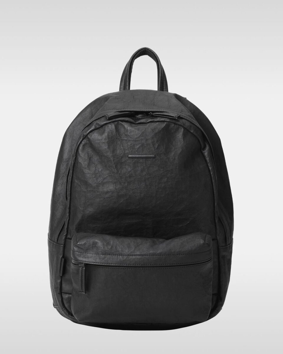 ミーンズワイル×オブジェクツアイオー「ダイニーマ(R)レザー-Daypack "Common"」￥115,500／W31×H45×D13㎝／約780g／約18ℓ／2色展開