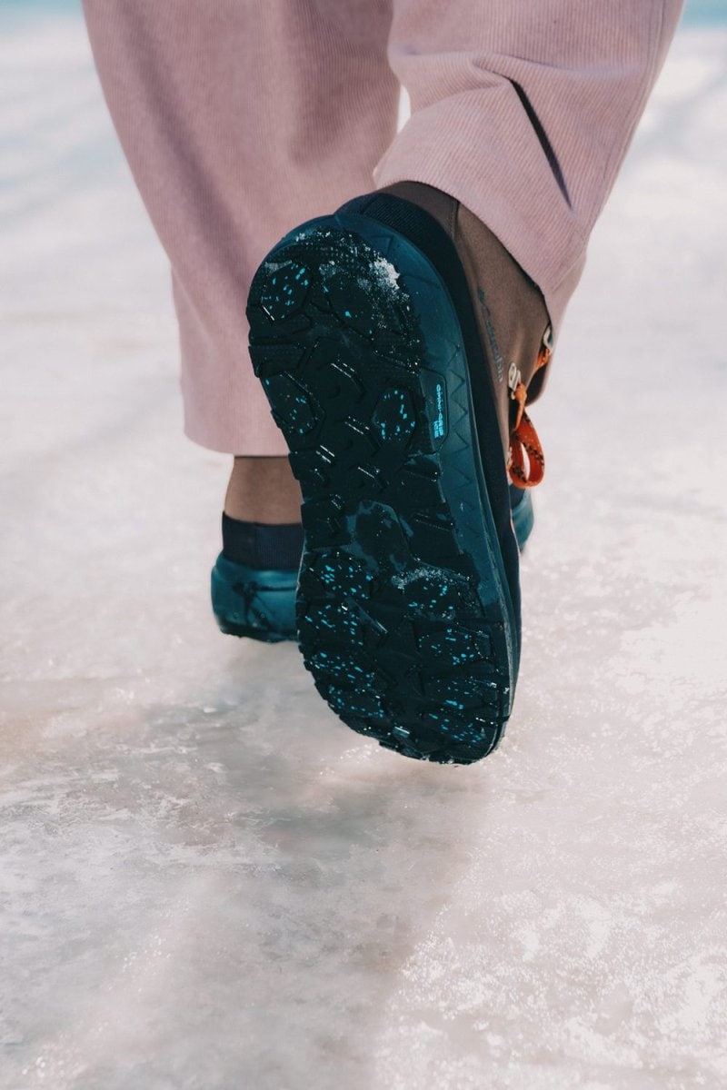 アウトソールには独自の防滑機能「オムニグリップ アイス」を採用
