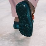 アウトソールには独自の防滑機能「オムニグリップ アイス」を採用