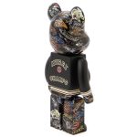 デザインソースは、アヴィレックスを象徴する定番品である「バーシティジャケット」