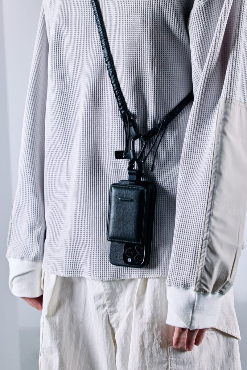 ドローコードによる長さ調整機能とバンジーストラップの伸縮により、身体との調和を生むプロダクトを目指した