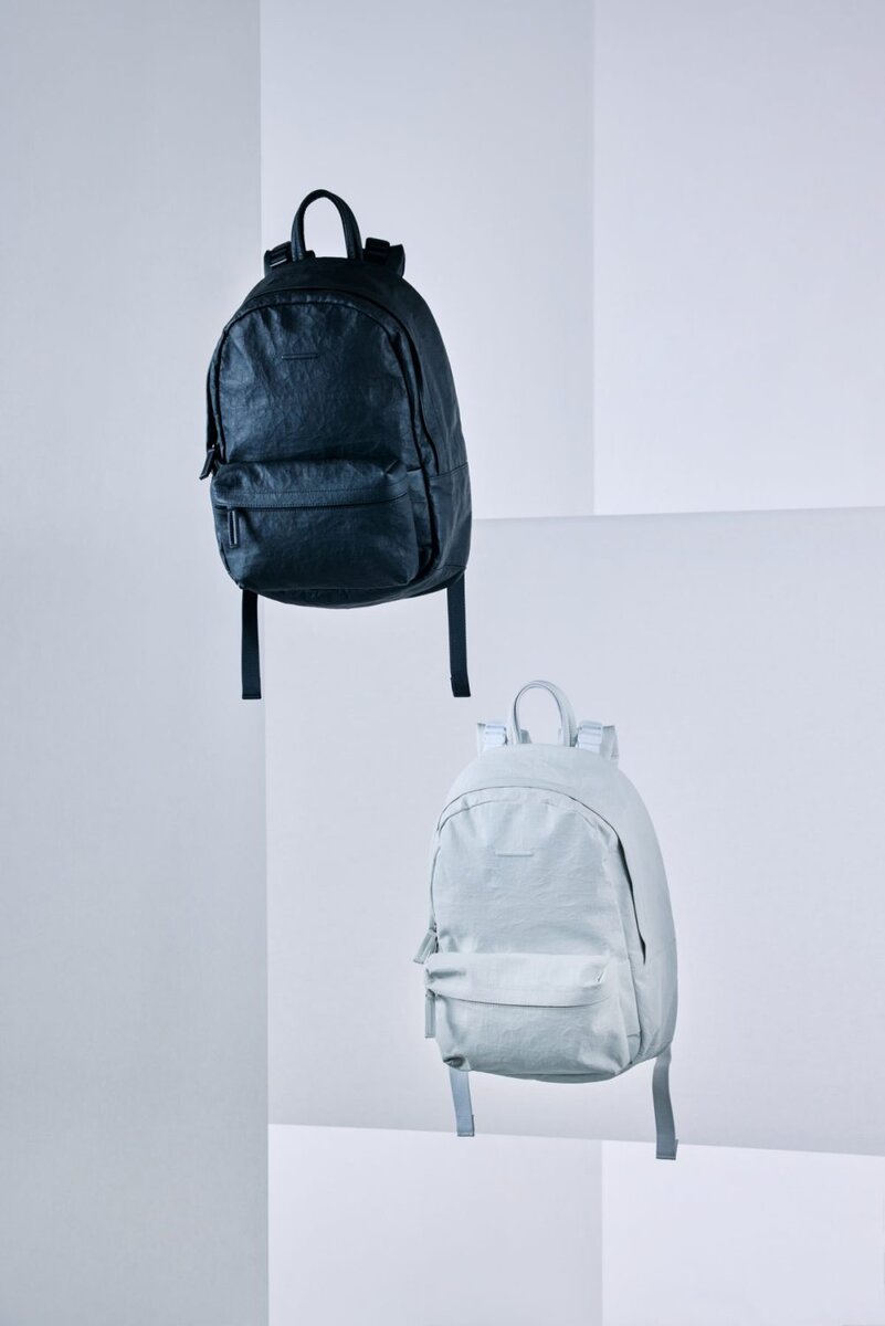 ミーンズワイル×オブジェクツアイオー「ダイニーマ(R)レザー-Daypack "Common"」￥115,500／W31×H45×D13㎝／約780g／約18ℓ／2色展開