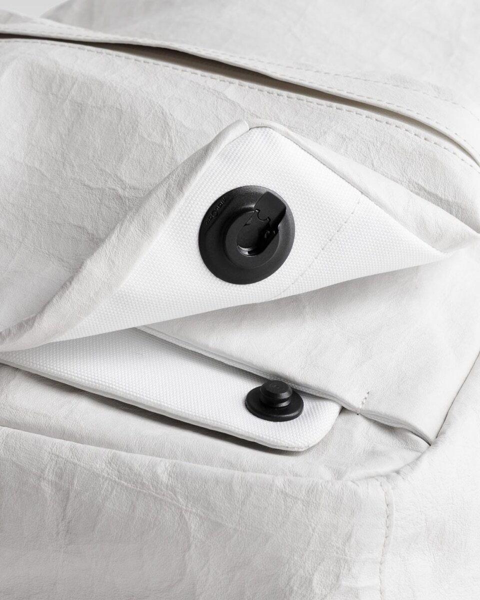 磁力を用いた機構のFIDLOCK社製スナップを採用