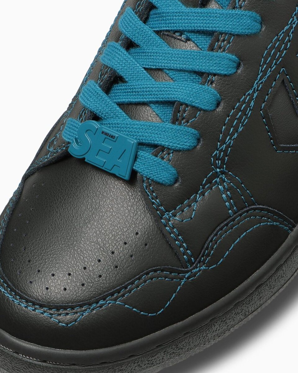 月が照らす夜の海を波線（WIND AND SEA）を表現