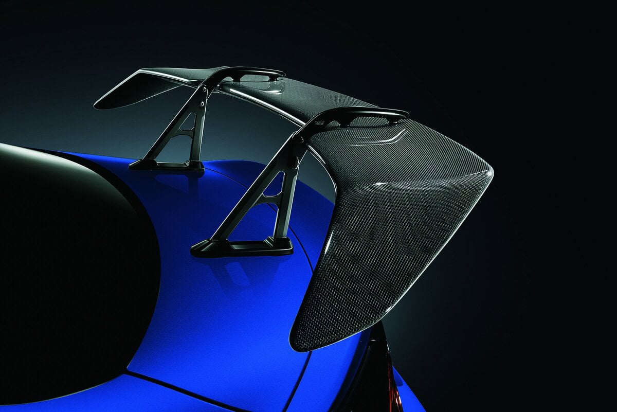 「BRZ STIスポーツ タイプ RA」（限定200台）のほか、STI製ドライカーボンリアスポイラーを装着した「BRZ STIスポーツ タイプ RA with リアスポイラー」（限定100台）を設定