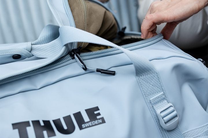 【旅に出たくなるバッグ】心温まるストーリーから生まれた「スーリー」の限定ダッフルバッグ、バックパックに注目