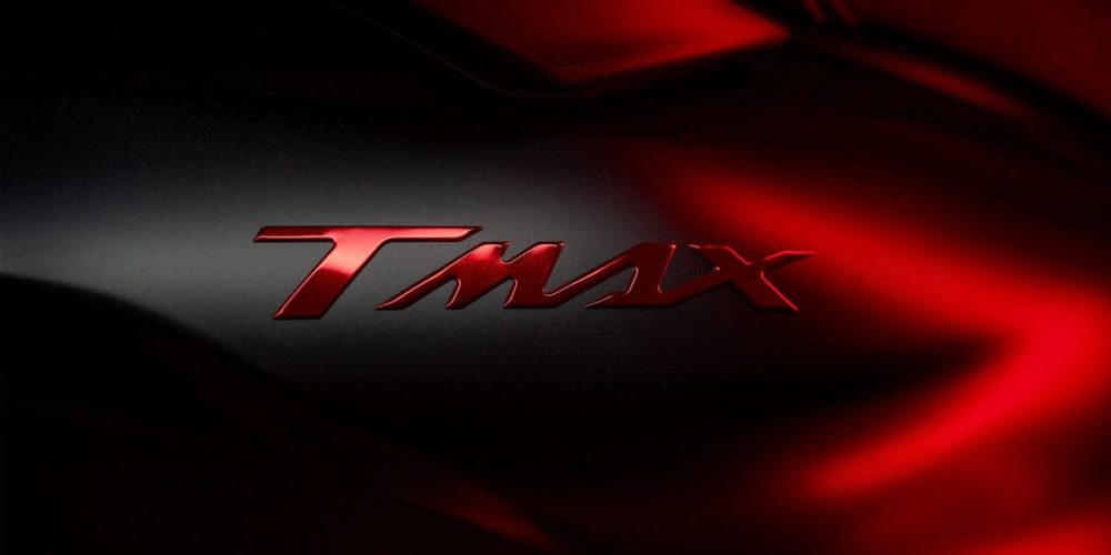 特別仕様のTMAXレッドクロームエンブレム