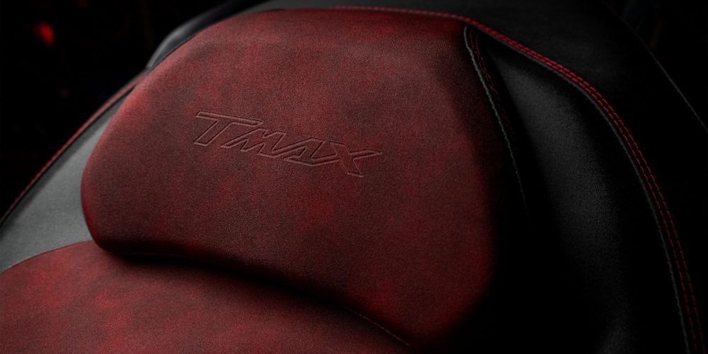 専用表皮を採用し、赤色ダブルステッチ縫製や専用シートタグなどを使用したレッド／ブラックのシート