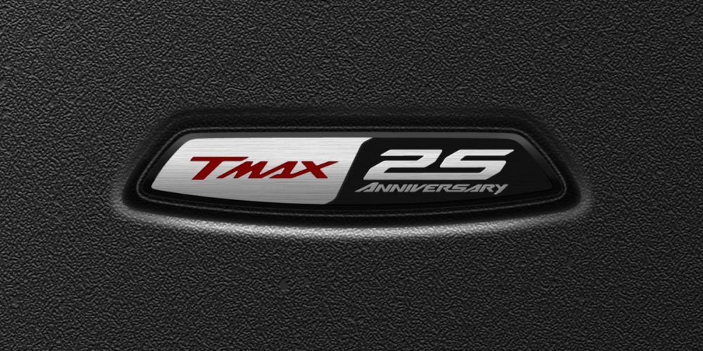 レッグシールドの中央部には25周年記念特別エンブレムが輝く