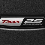 レッグシールドの中央部には25周年記念特別エンブレムが輝く