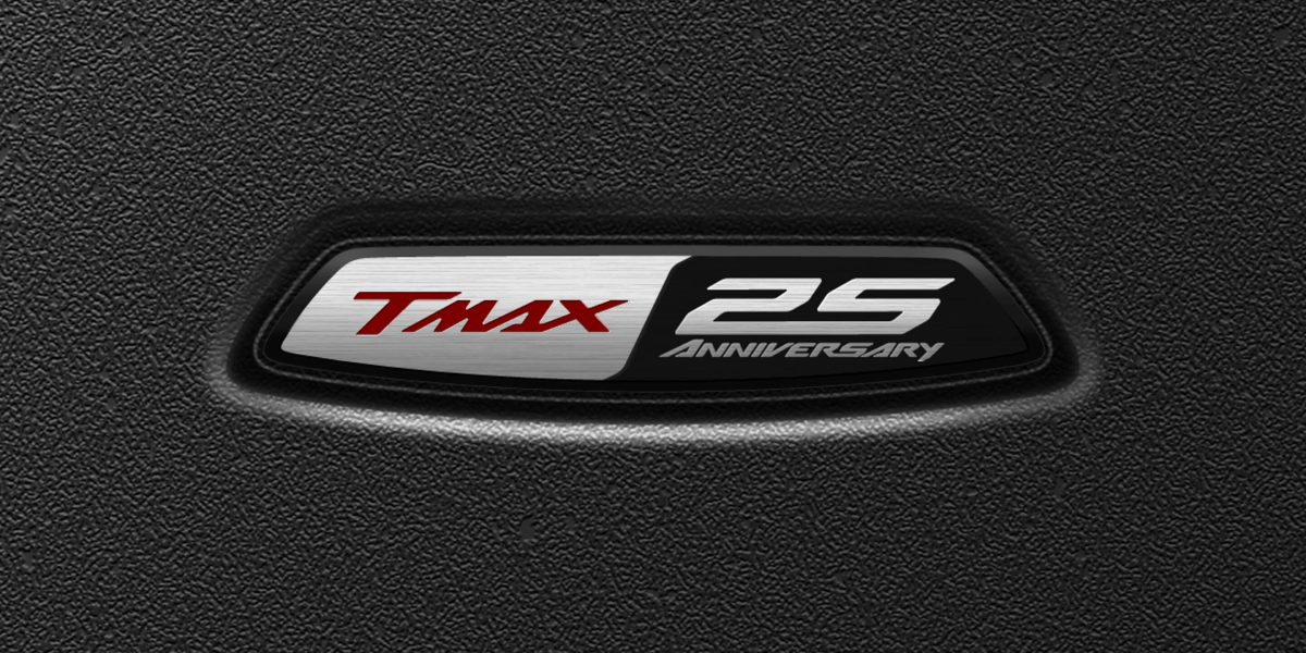 レッグシールドの中央部には25周年記念特別エンブレムが輝く