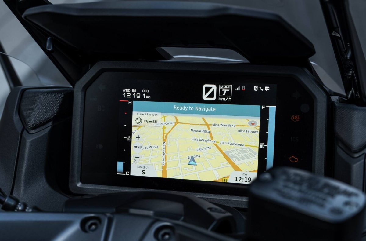 専用ナビアプリ「Garmin Motorize™」をスマートフォンにインストールし、右側フロントトランク内に装備しているUSB Type-Aソケットと接続することで、ナビゲーション画面をディスプレイに表示が可能