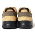 毛足のあるスエードが持つ豊かな表情と、落ち着いたトーンのコンビネーションによって洗練された印象を際立たせている