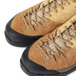 毛足のあるスエードが持つ豊かな表情と、落ち着いたトーンのコンビネーションによって洗練された印象を際立たせている