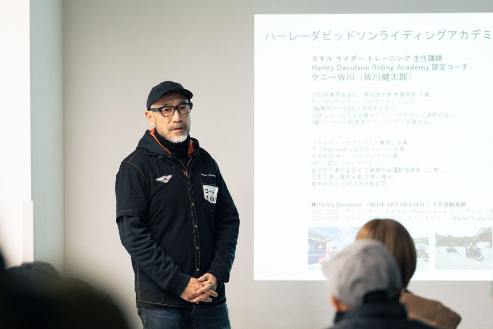 プログラムの特徴として、ハーレーダビッドソンの「ライディングアカデミー」が認定するコーチ陣によってこのレッスンはおこなわれ、またカリキュラムは世界共通となっている。