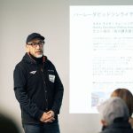 プログラムの特徴として、ハーレーダビッドソンの「ライディングアカデミー」が認定するコーチ陣によってこのレッスンはおこなわれ、またカリキュラムは世界共通となっている。