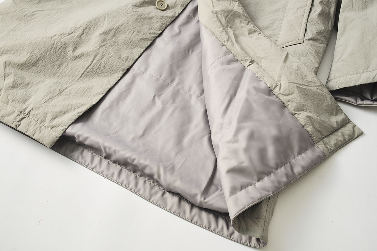 ポリエステル100%の中綿なので、ダウンほど暑すぎない